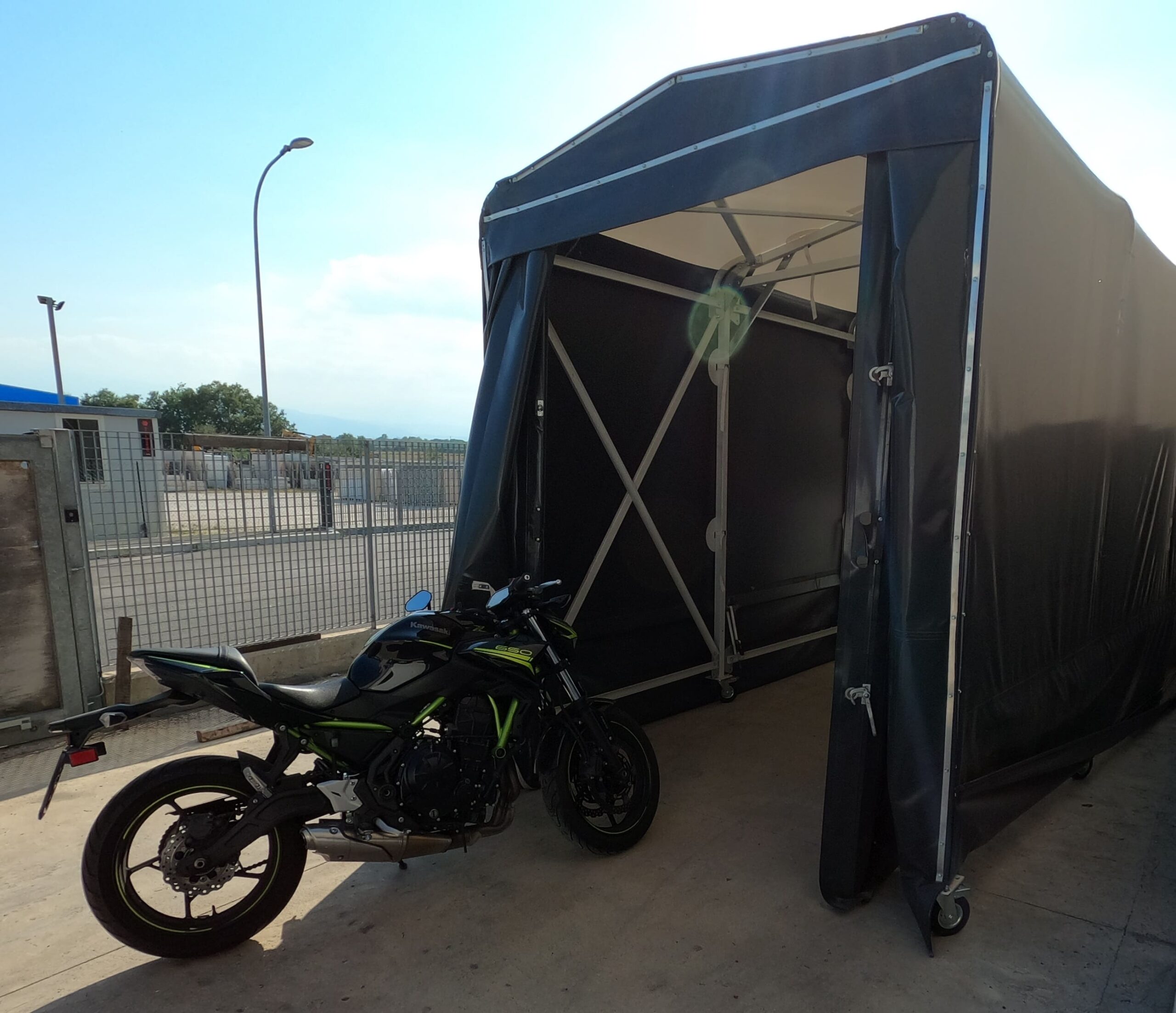 copertura moto rigida in pvc. Box garage retrattile da esterno
